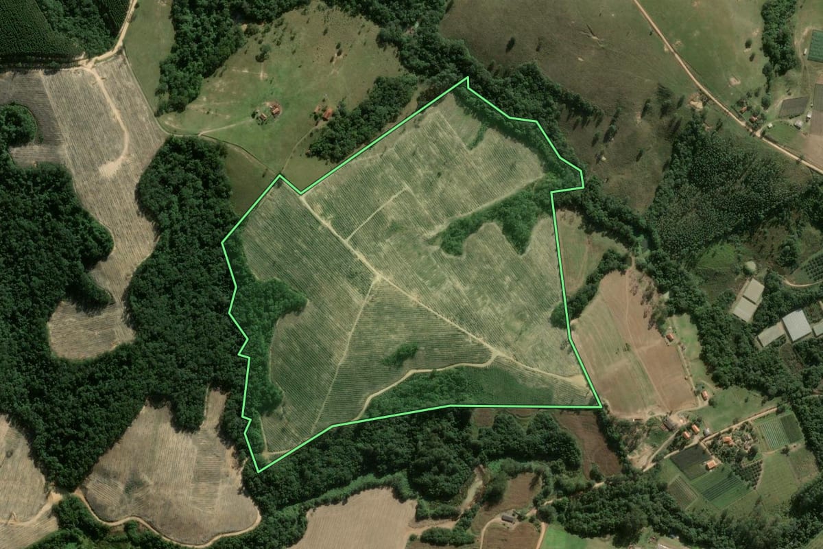 Imagem de satélite do imóvel rural em São Miguel Arcanjo (SP), com o contorno declarado no CAR desenhado por cima.