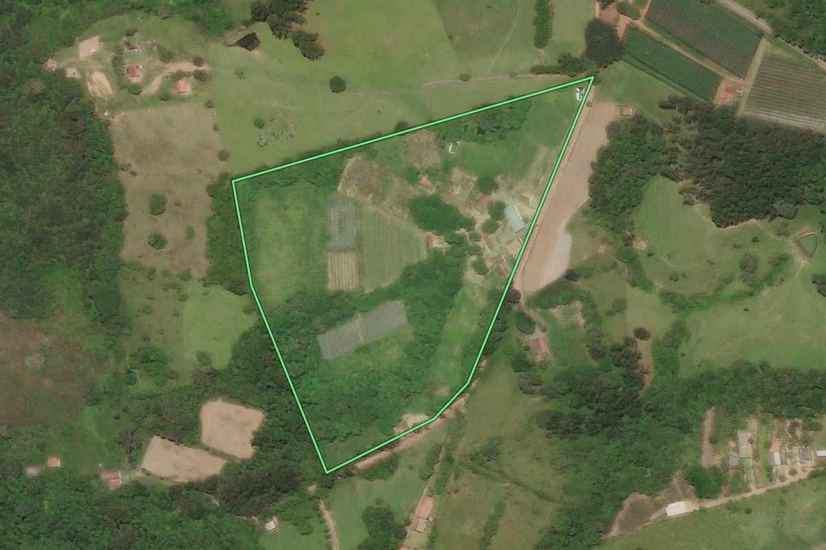 Imagem de satélite do imóvel rural em São Miguel Arcanjo (SP), com o contorno declarado no CAR desenhado por cima.