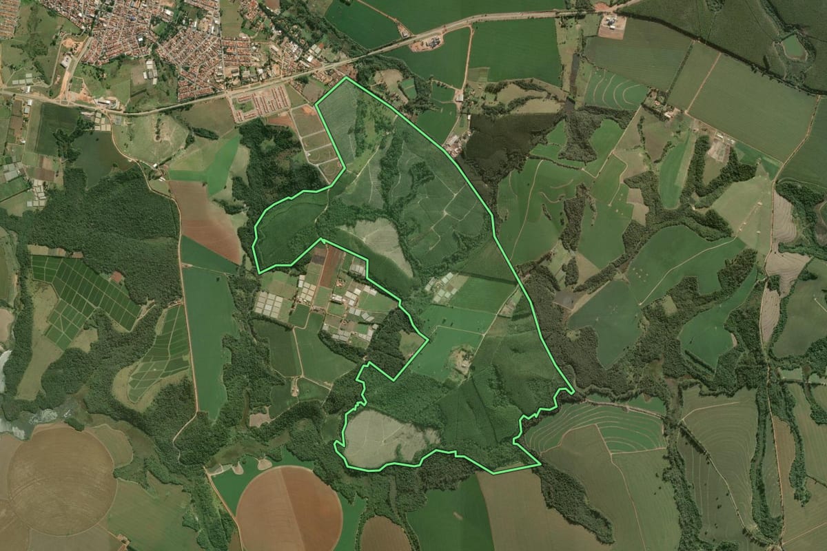 Imagem de satélite do imóvel rural em São Miguel Arcanjo (SP), com o contorno declarado no CAR desenhado por cima.
