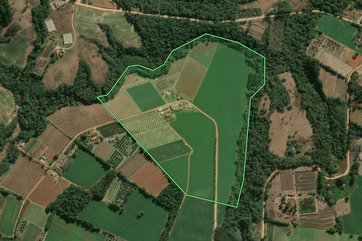 Imagem de satélite do imóvel rural em São Miguel Arcanjo (SP), com o contorno declarado no CAR desenhado por cima.