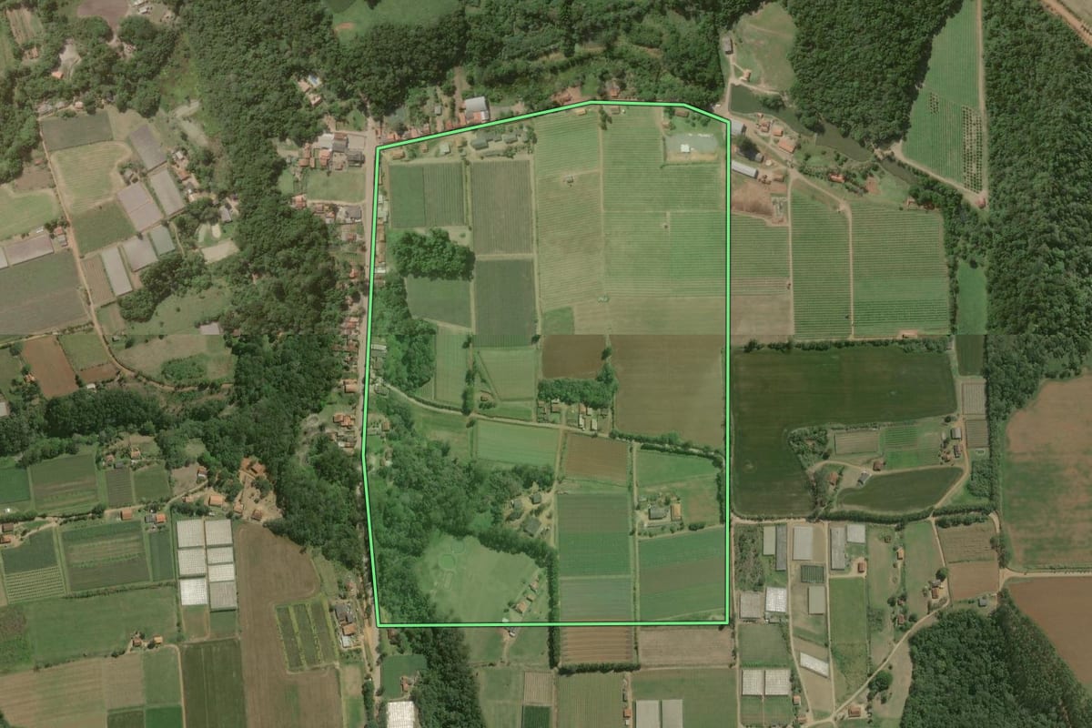 Imagem de satélite do imóvel rural em São Miguel Arcanjo (SP), com o contorno declarado no CAR desenhado por cima.