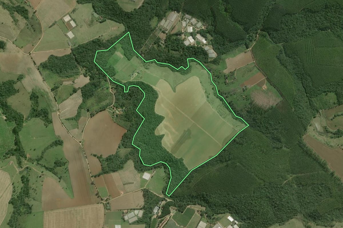 Imagem de satélite do imóvel rural em São Miguel Arcanjo (SP), com o contorno declarado no CAR desenhado por cima.