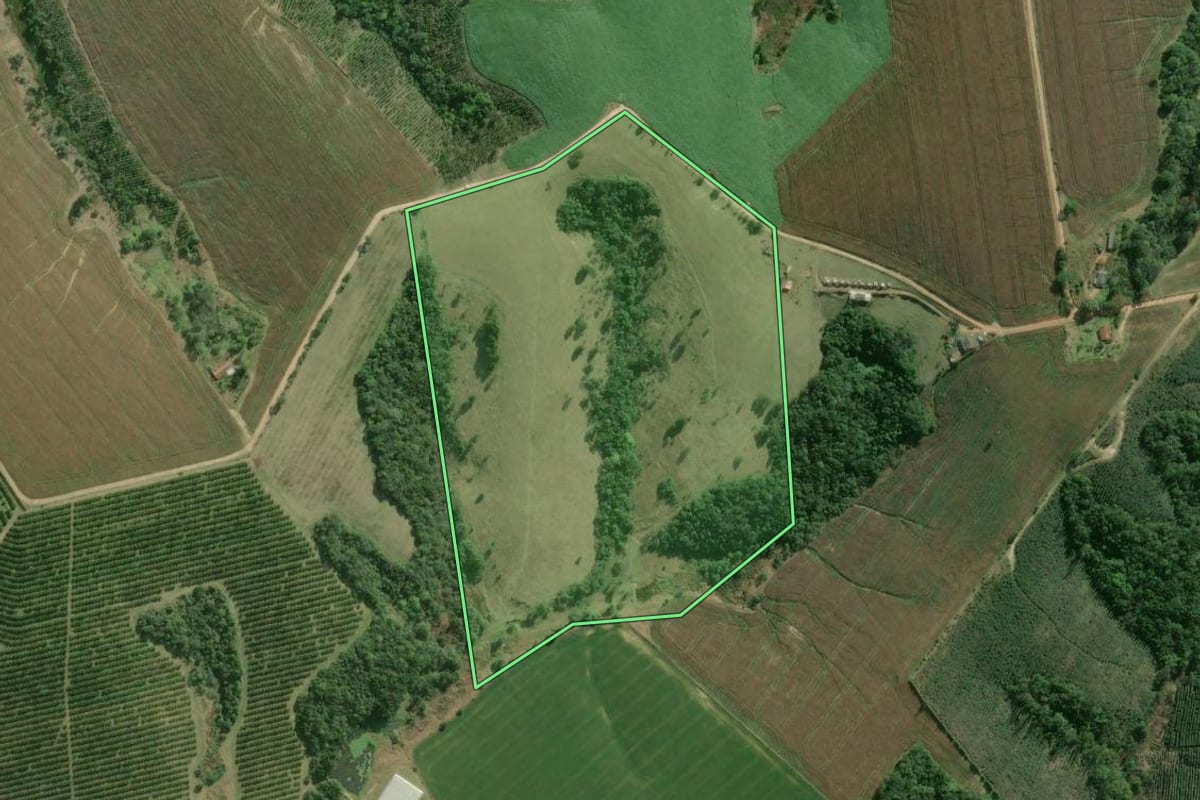 Imagem de satélite do imóvel rural em São Miguel Arcanjo (SP), com o contorno declarado no CAR desenhado por cima.