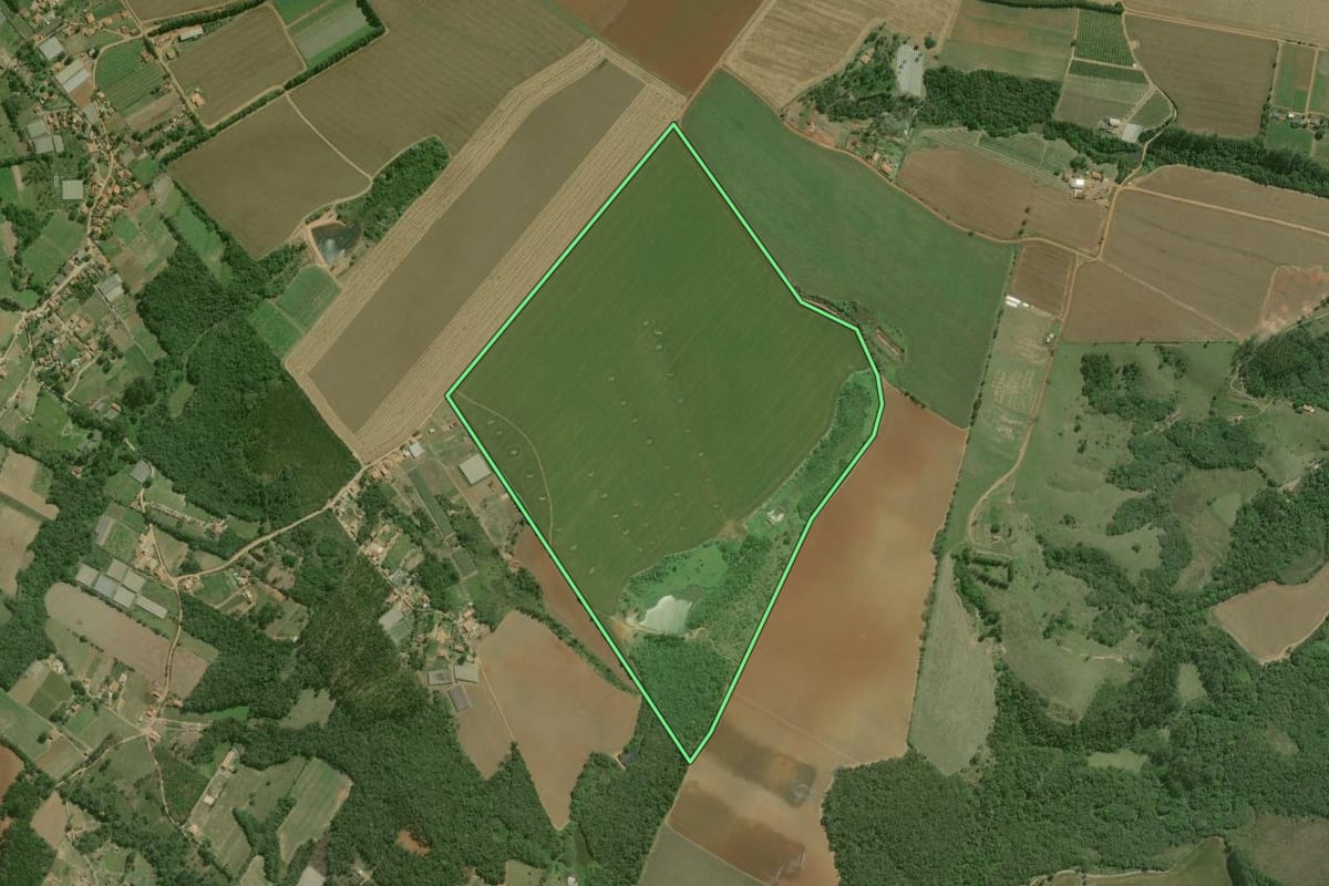 Imagem de satélite do imóvel rural em São Miguel Arcanjo (SP), com o contorno declarado no CAR desenhado por cima.