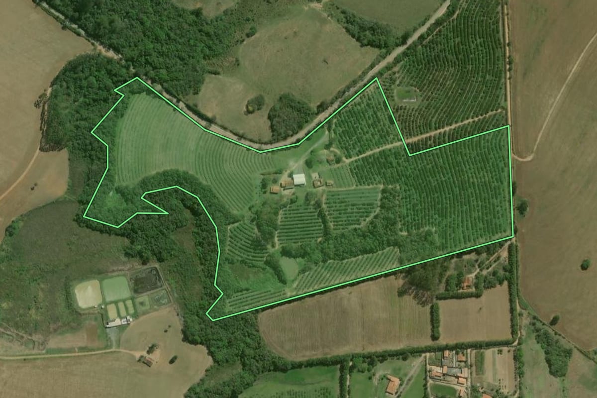 Imagem de satélite do imóvel rural em São Miguel Arcanjo (SP), com o contorno declarado no CAR desenhado por cima.