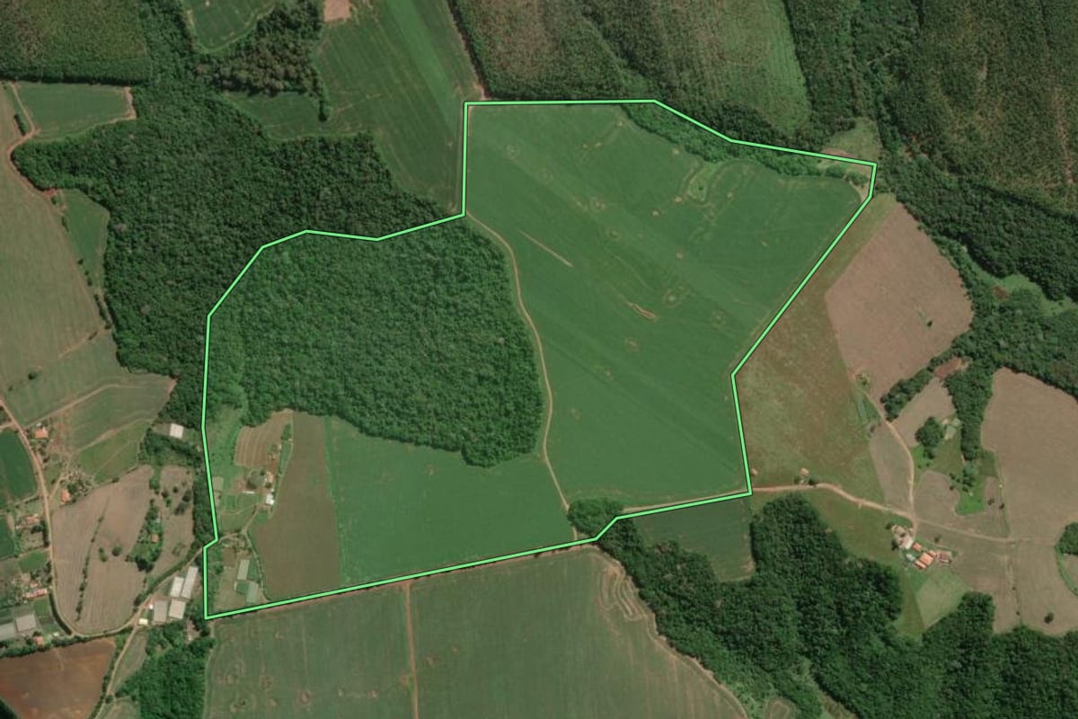 Imagem de satélite do imóvel rural em São Miguel Arcanjo (SP), com o contorno declarado no CAR desenhado por cima.