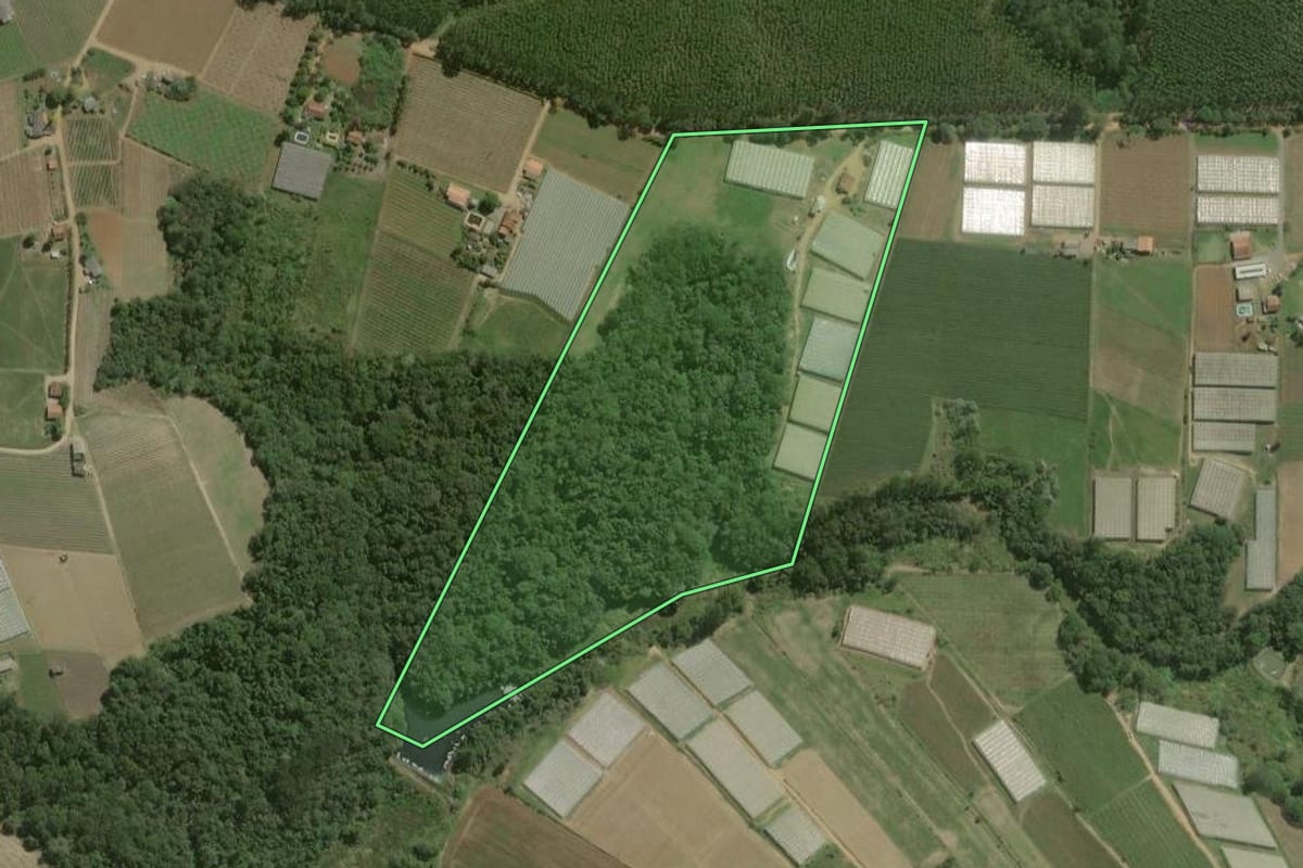 Imagem de satélite do imóvel rural em São Miguel Arcanjo (SP), com o contorno declarado no CAR desenhado por cima.