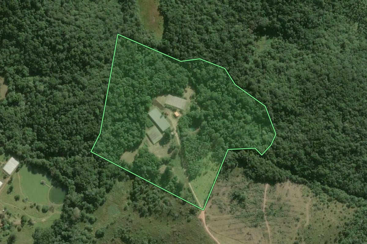 Imagem de satélite do imóvel rural em São Miguel Arcanjo (SP), com o contorno declarado no CAR desenhado por cima.
