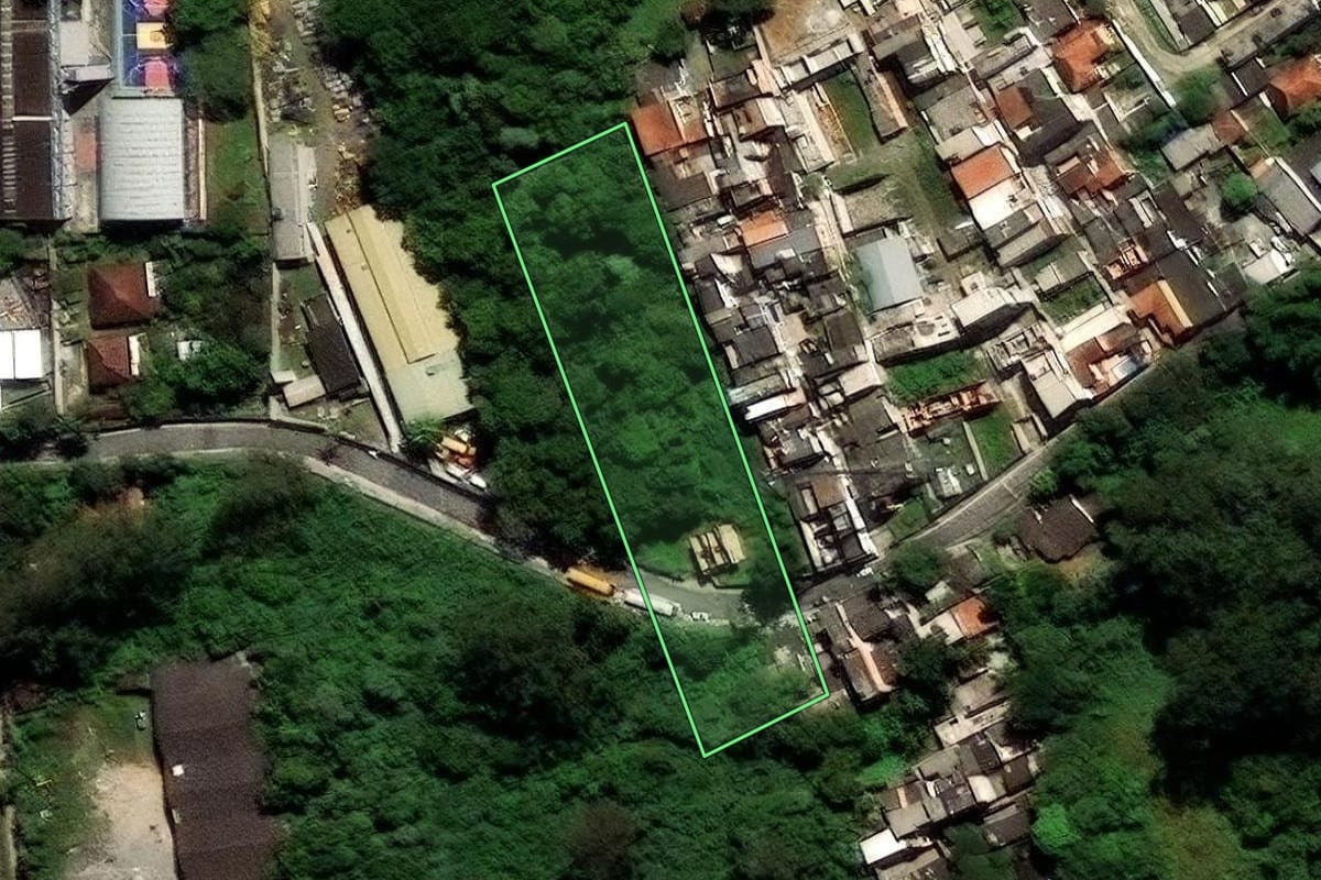 Imagem de satélite do imóvel rural em São Paulo (SP), com o contorno declarado no CAR desenhado por cima.