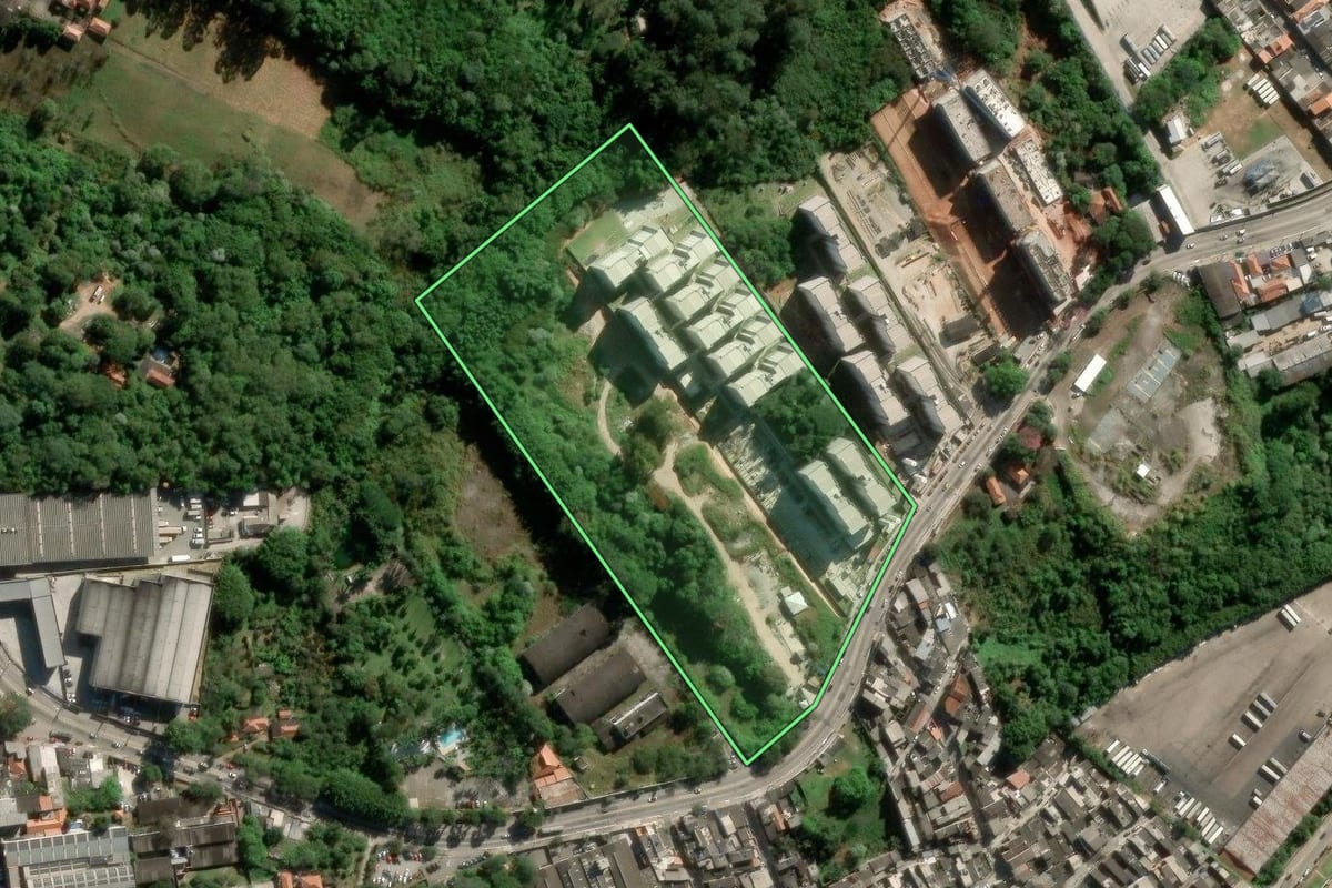 Imagem de satélite do imóvel rural em São Paulo (SP), com o contorno declarado no CAR desenhado por cima.