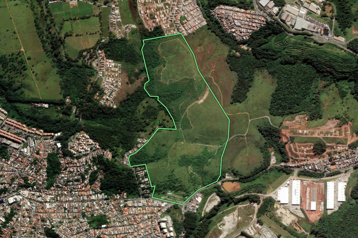 Imagem de satélite do imóvel rural em São Paulo (SP), com o contorno declarado no CAR desenhado por cima.