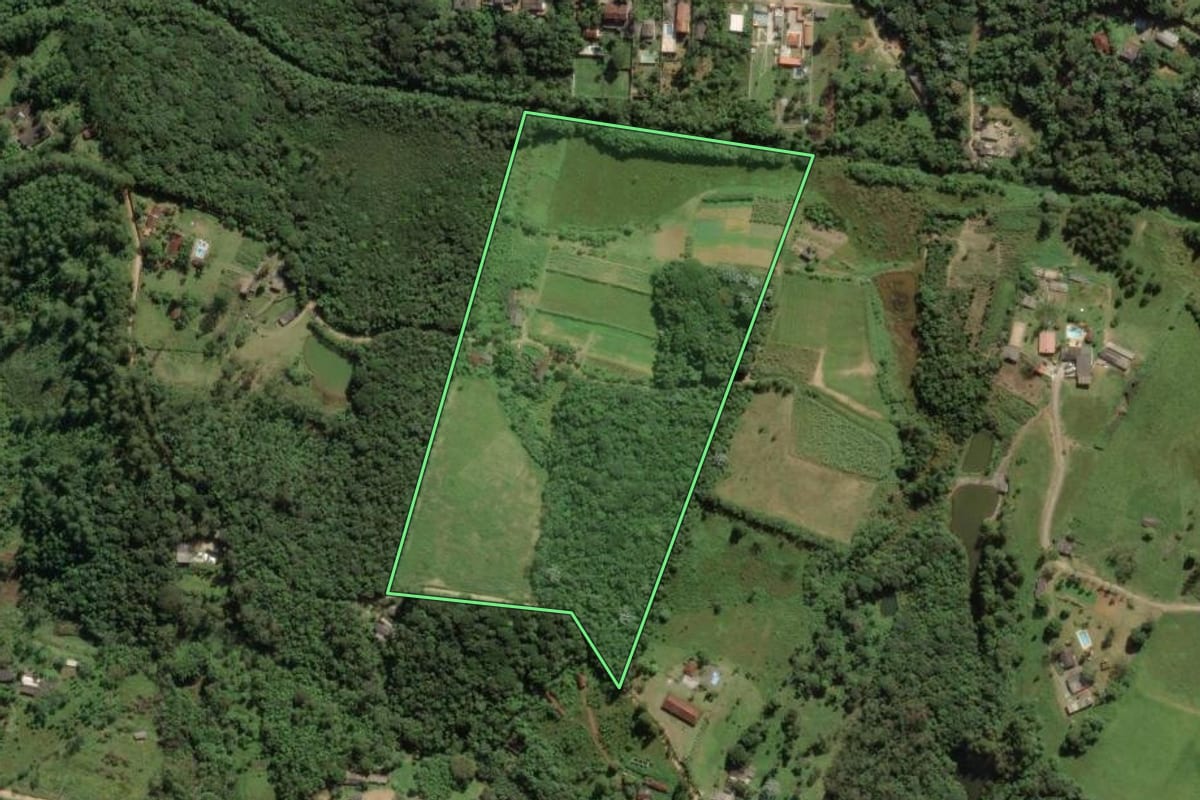 Imagem de satélite do imóvel rural em São Paulo (SP), com o contorno declarado no CAR desenhado por cima.
