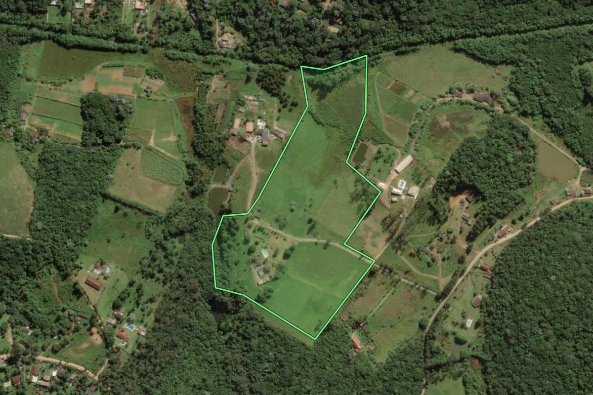 Imagem de satélite do imóvel rural em São Paulo (SP), com o contorno declarado no CAR desenhado por cima.