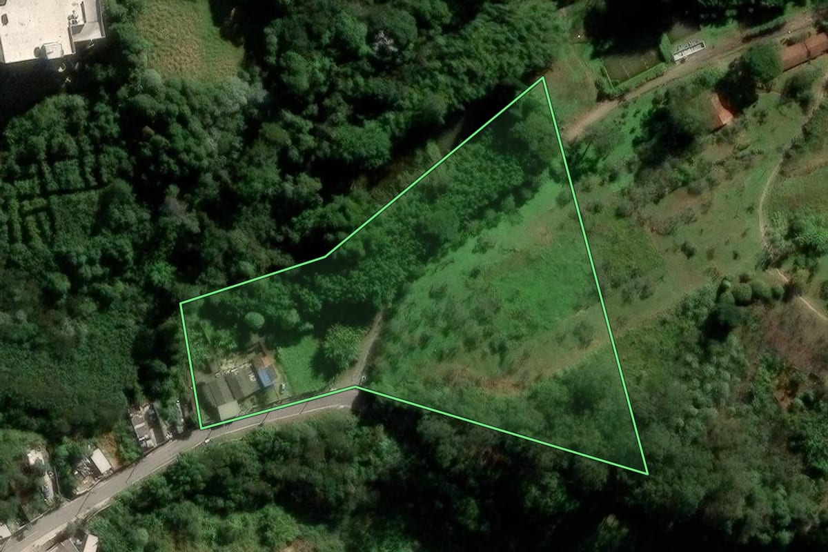 Imagem de satélite do imóvel rural em São Paulo (SP), com o contorno declarado no CAR desenhado por cima.