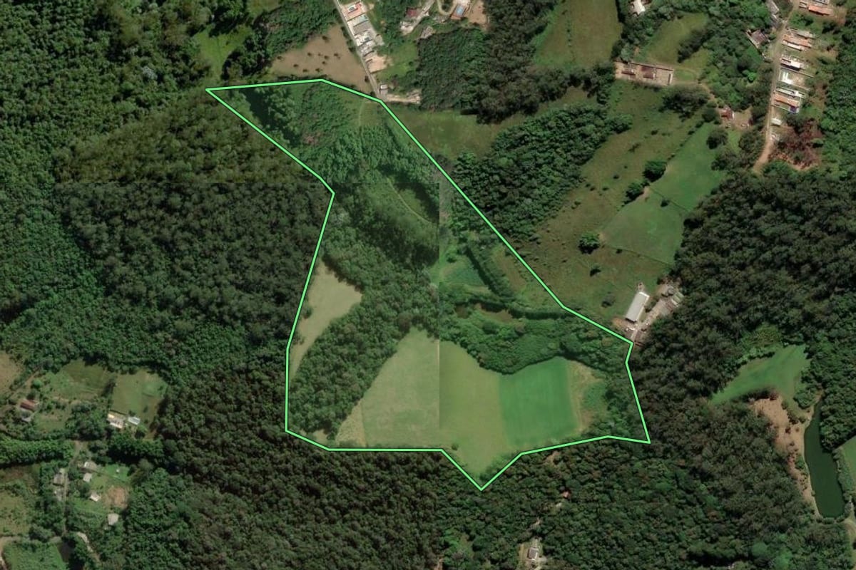 Imagem de satélite do imóvel rural em São Paulo (SP), com o contorno declarado no CAR desenhado por cima.