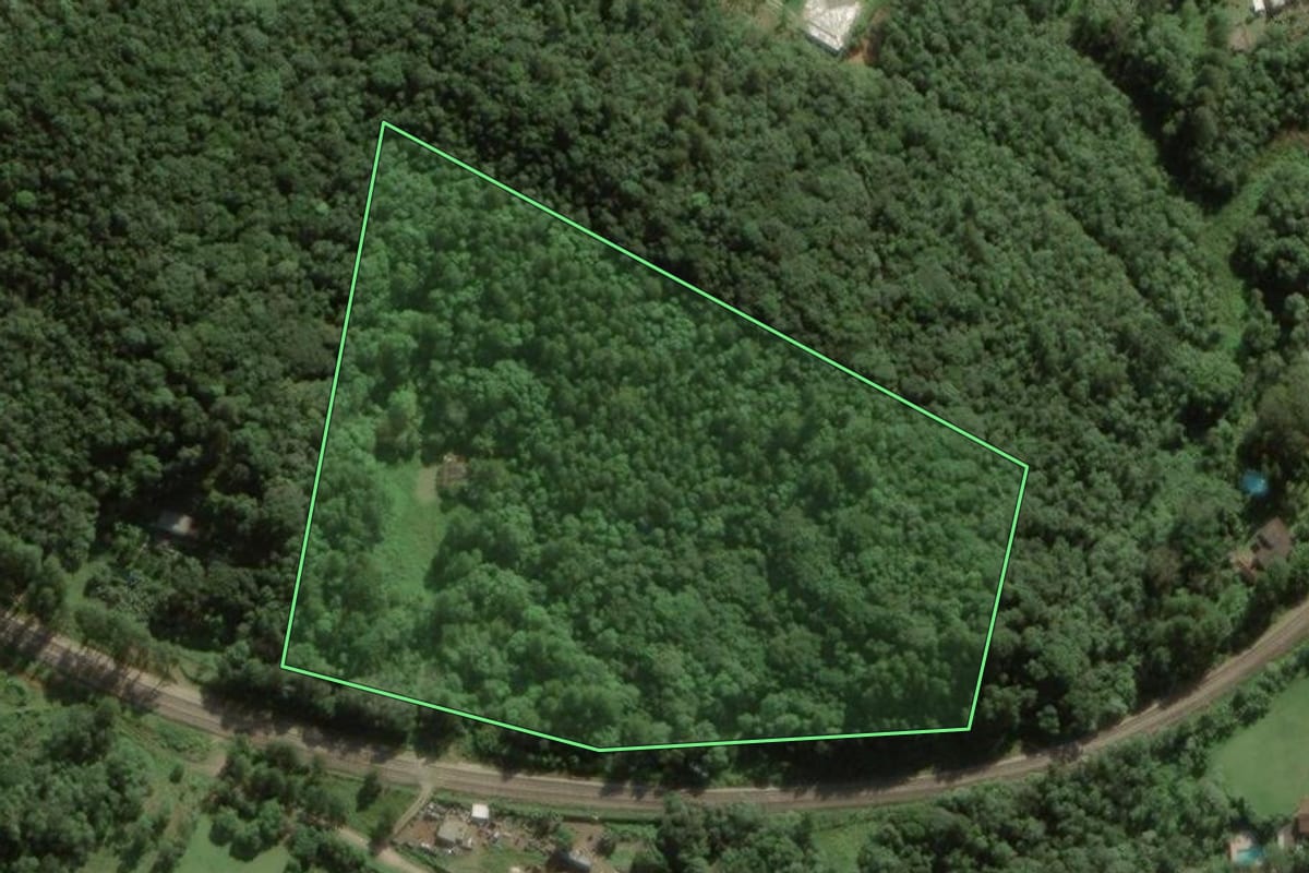 Imagem de satélite do imóvel rural em São Paulo (SP), com o contorno declarado no CAR desenhado por cima.