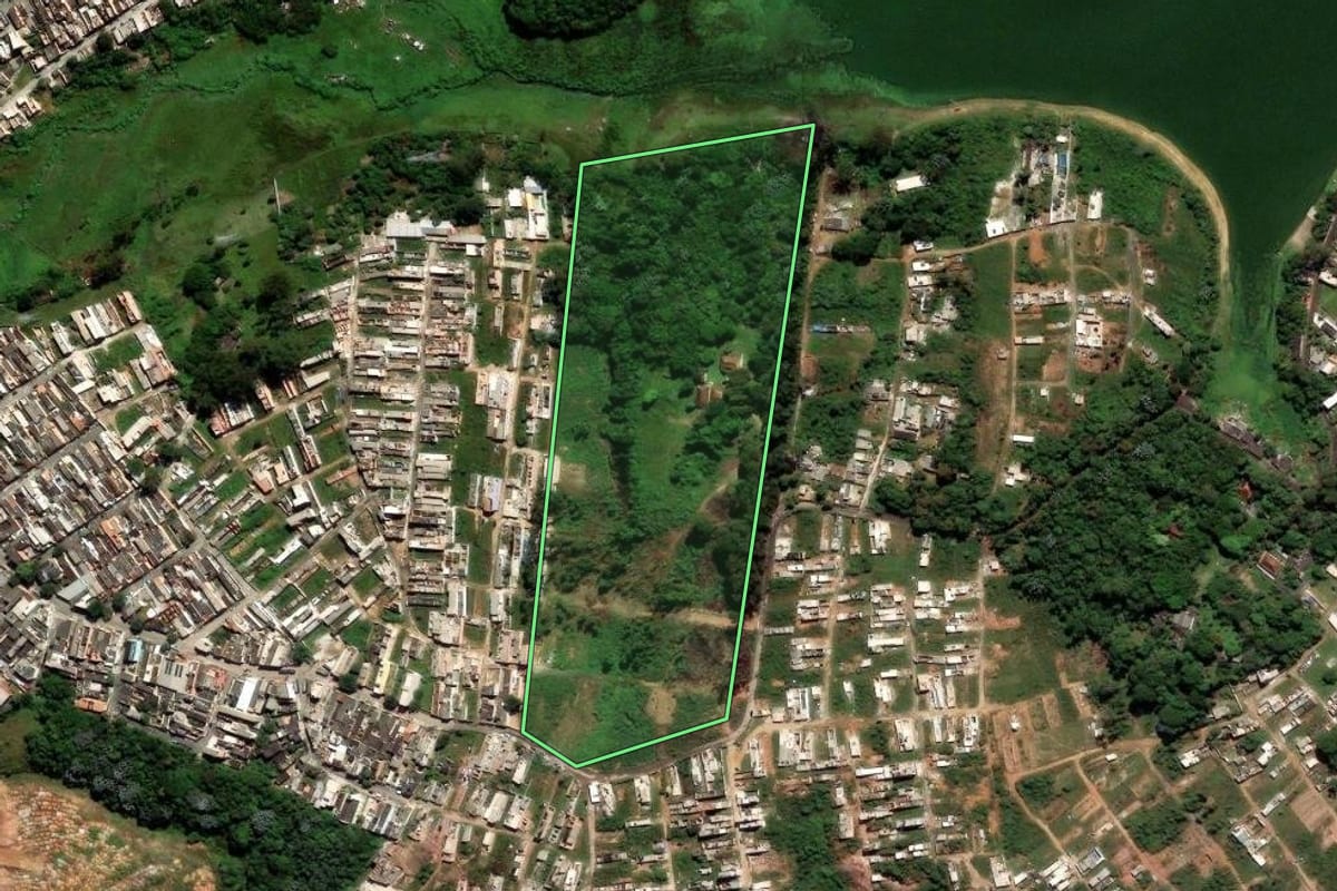 Imagem de satélite do imóvel rural em São Paulo (SP), com o contorno declarado no CAR desenhado por cima.