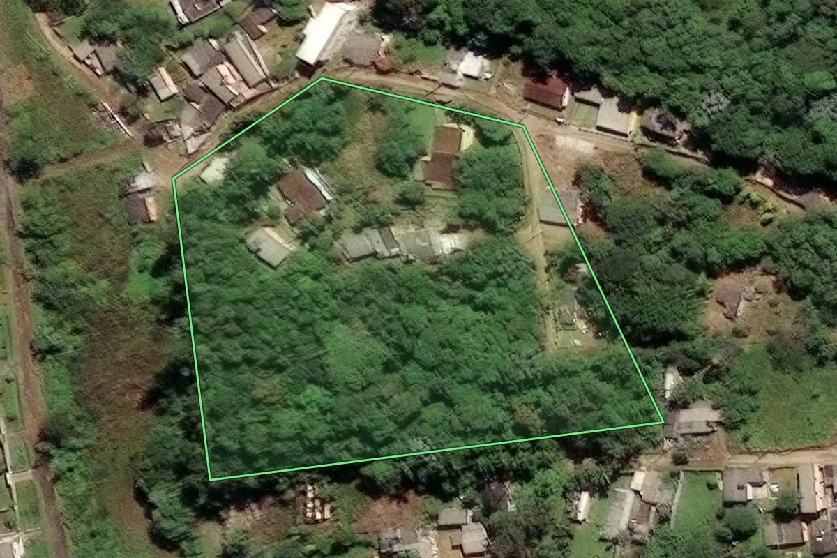 Imagem de satélite do imóvel rural em São Paulo (SP), com o contorno declarado no CAR desenhado por cima.