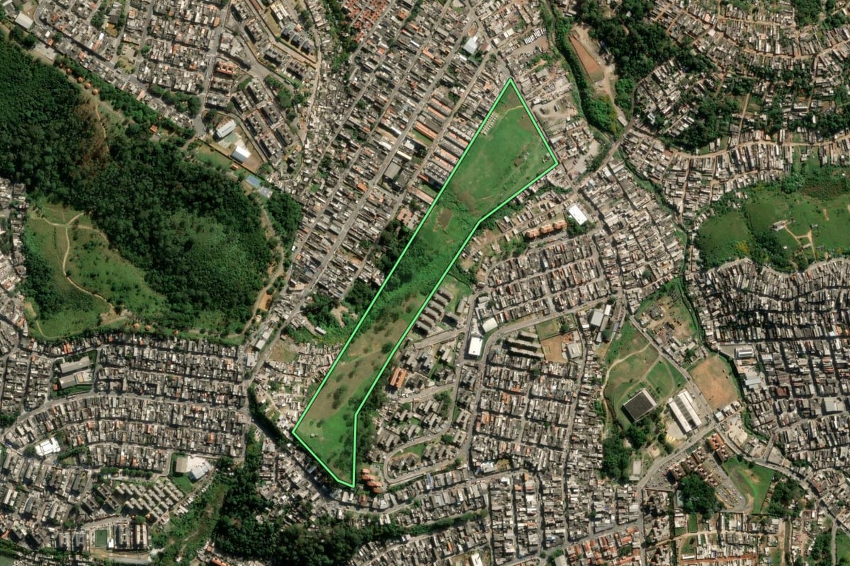 Imagem de satélite do imóvel rural em São Paulo (SP), com o contorno declarado no CAR desenhado por cima.