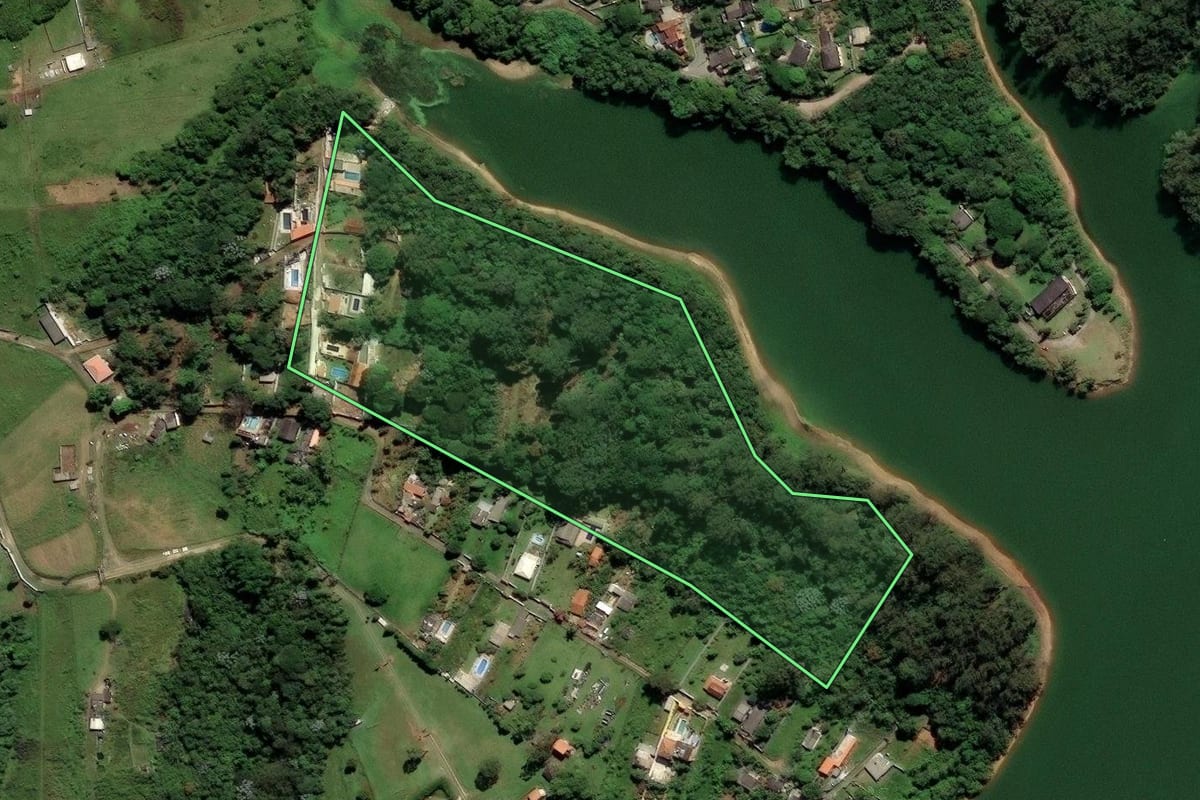 Imagem de satélite do imóvel rural em São Paulo (SP), com o contorno declarado no CAR desenhado por cima.