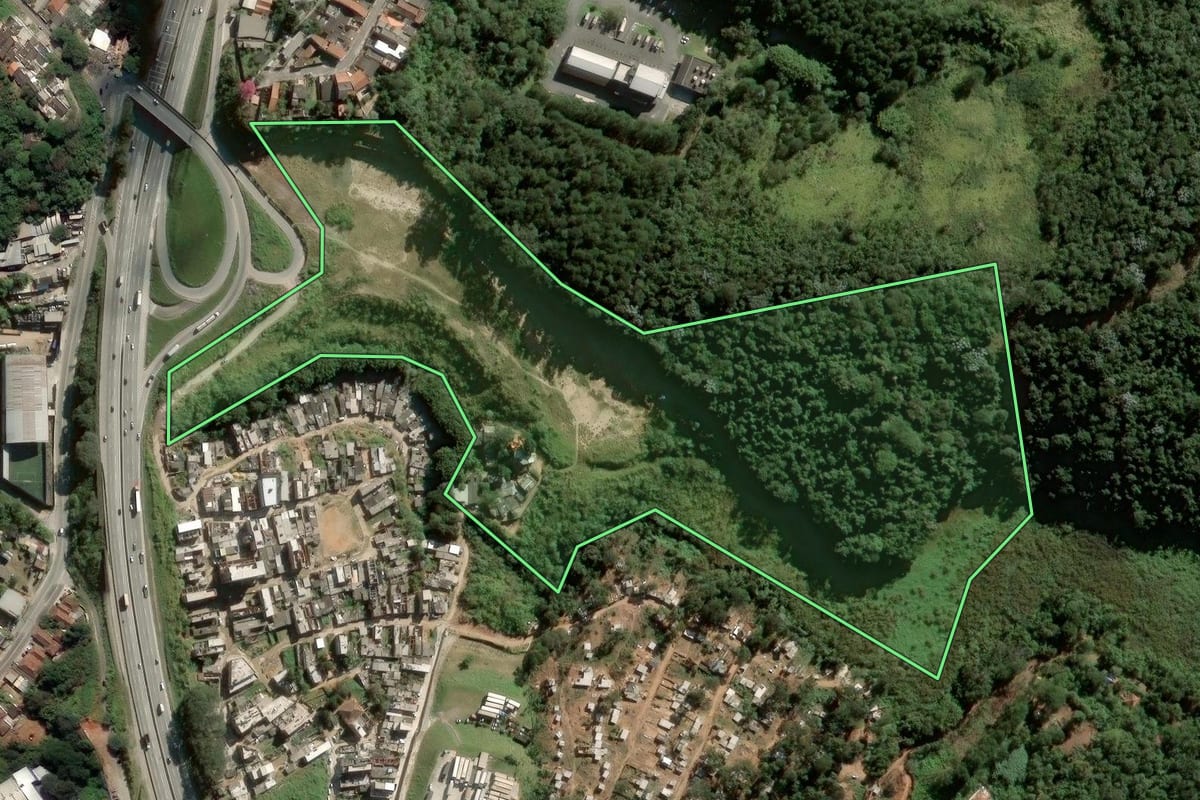 Imagem de satélite do imóvel rural em São Paulo (SP), com o contorno declarado no CAR desenhado por cima.
