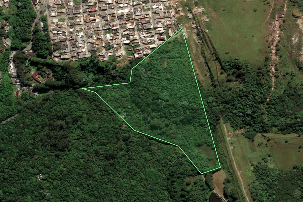 Imagem de satélite do imóvel rural em São Paulo (SP), com o contorno declarado no CAR desenhado por cima.