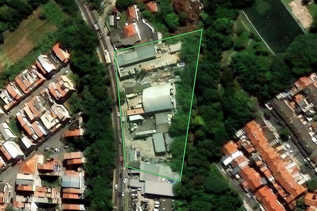 Imagem de satélite do imóvel rural em São Paulo (SP), com o contorno declarado no CAR desenhado por cima.