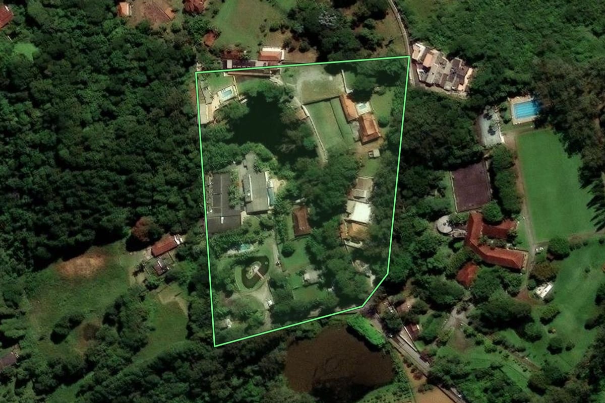 Imagem de satélite do imóvel rural em São Paulo (SP), com o contorno declarado no CAR desenhado por cima.