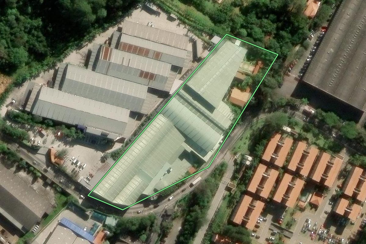 Imagem de satélite do imóvel rural em São Paulo (SP), com o contorno declarado no CAR desenhado por cima.