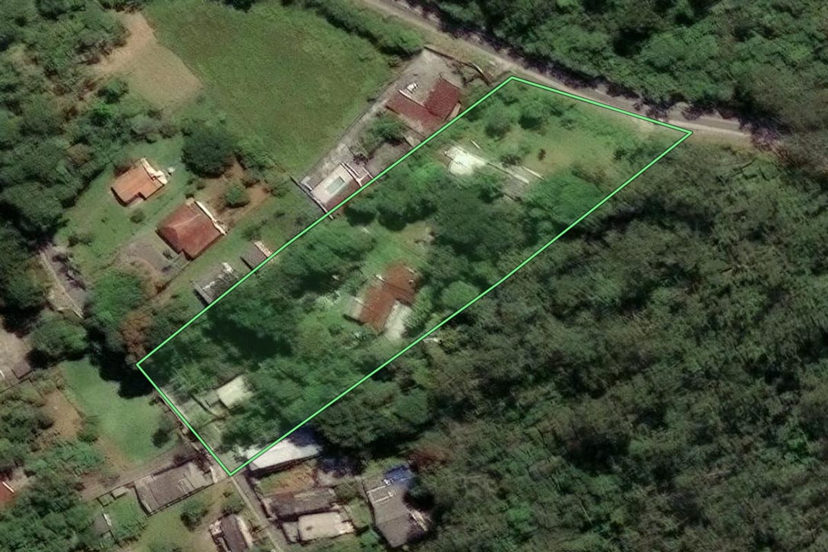 Imagem de satélite do imóvel rural em São Paulo (SP), com o contorno declarado no CAR desenhado por cima.