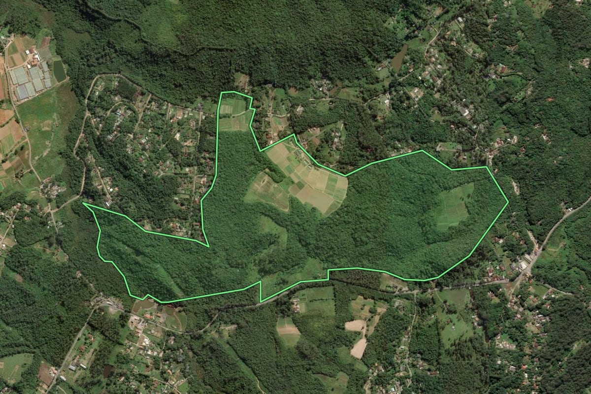 Imagem de satélite do imóvel rural em São Paulo (SP), com o contorno declarado no CAR desenhado por cima.