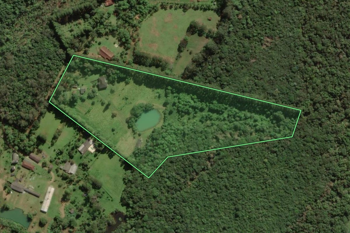 Imagem de satélite do imóvel rural em São Paulo (SP), com o contorno declarado no CAR desenhado por cima.