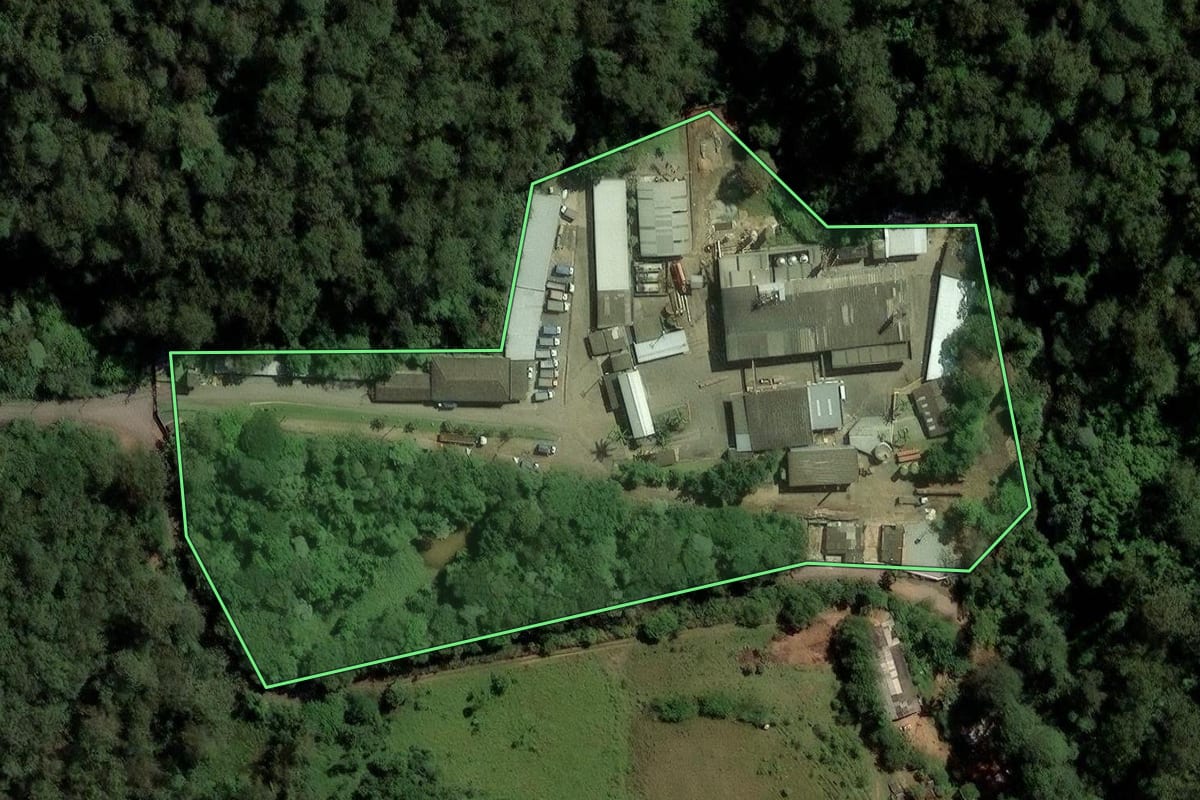 Imagem de satélite do imóvel rural em São Paulo (SP), com o contorno declarado no CAR desenhado por cima.