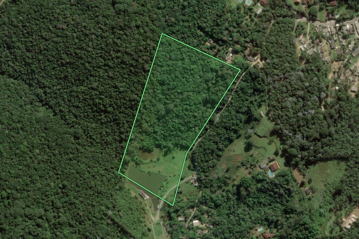 Imagem de satélite do imóvel rural em São Paulo (SP), com o contorno declarado no CAR desenhado por cima.