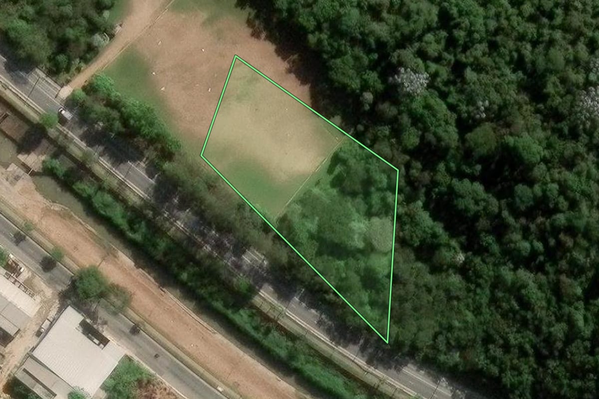 Imagem de satélite do imóvel rural em São Paulo (SP), com o contorno declarado no CAR desenhado por cima.