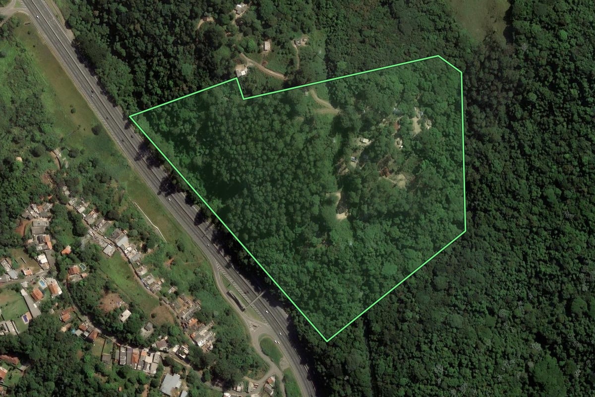 Imagem de satélite do imóvel rural em São Paulo (SP), com o contorno declarado no CAR desenhado por cima.