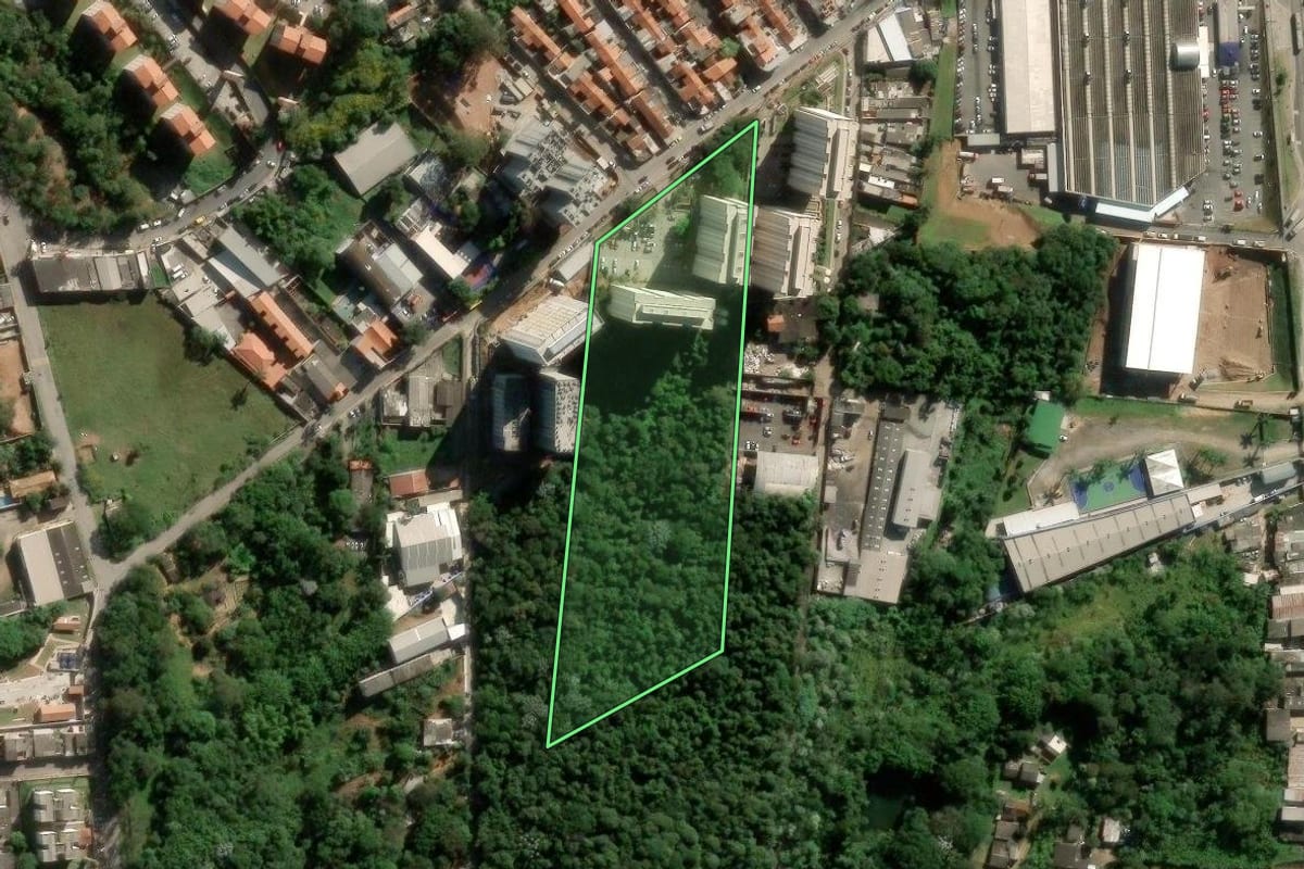Imagem de satélite do imóvel rural em São Paulo (SP), com o contorno declarado no CAR desenhado por cima.