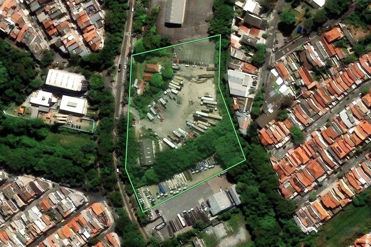 Imagem de satélite do imóvel rural em São Paulo (SP), com o contorno declarado no CAR desenhado por cima.