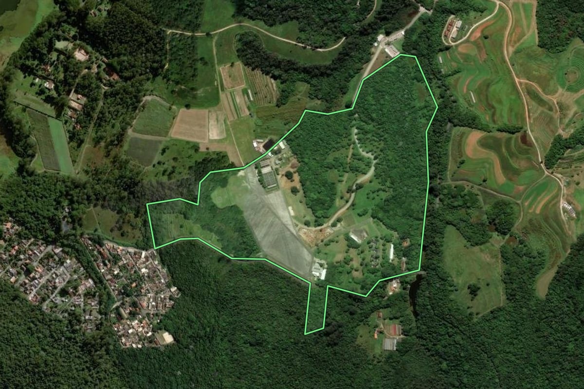 Imagem de satélite do imóvel rural em São Paulo (SP), com o contorno declarado no CAR desenhado por cima.