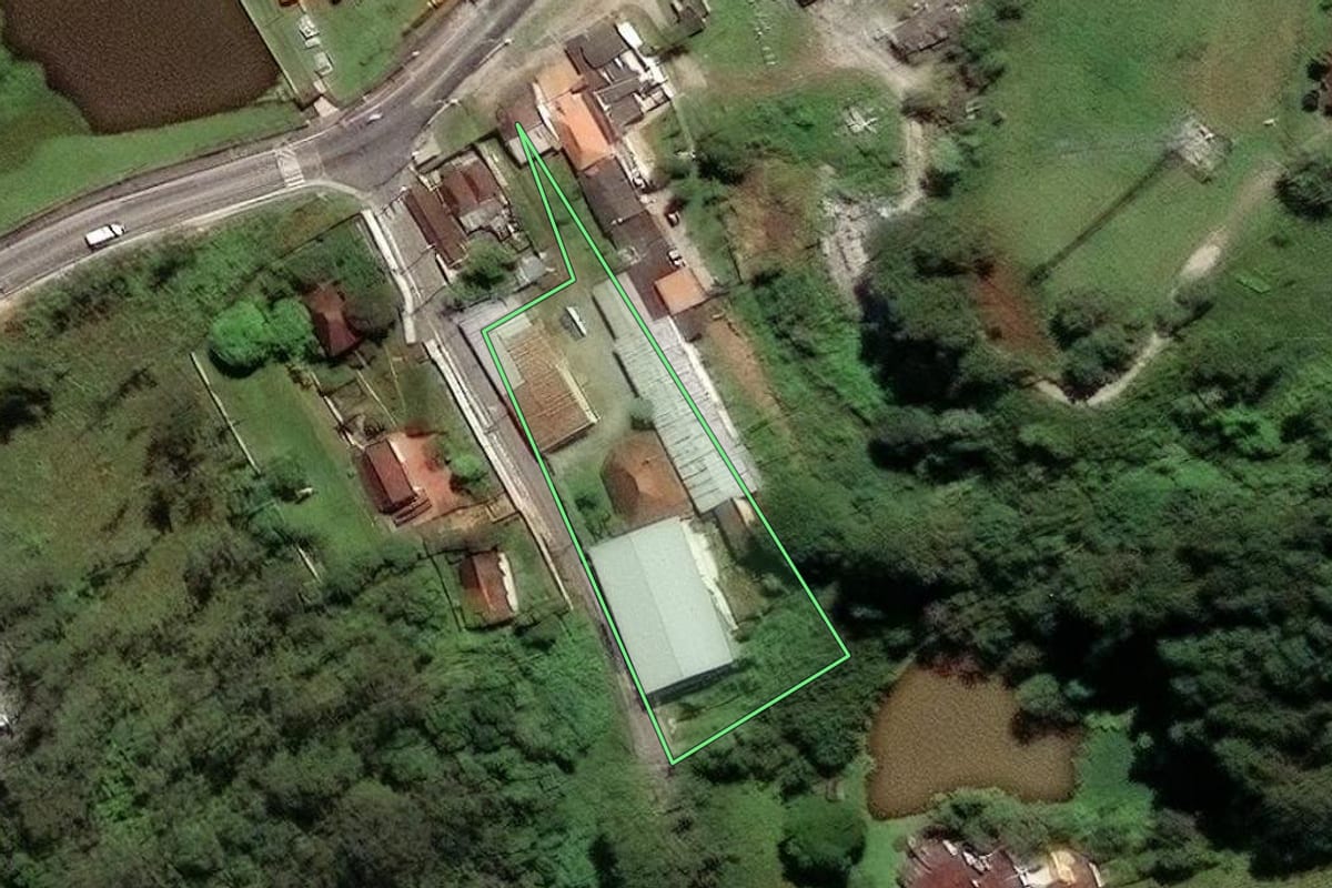 Imagem de satélite do imóvel rural em São Paulo (SP), com o contorno declarado no CAR desenhado por cima.
