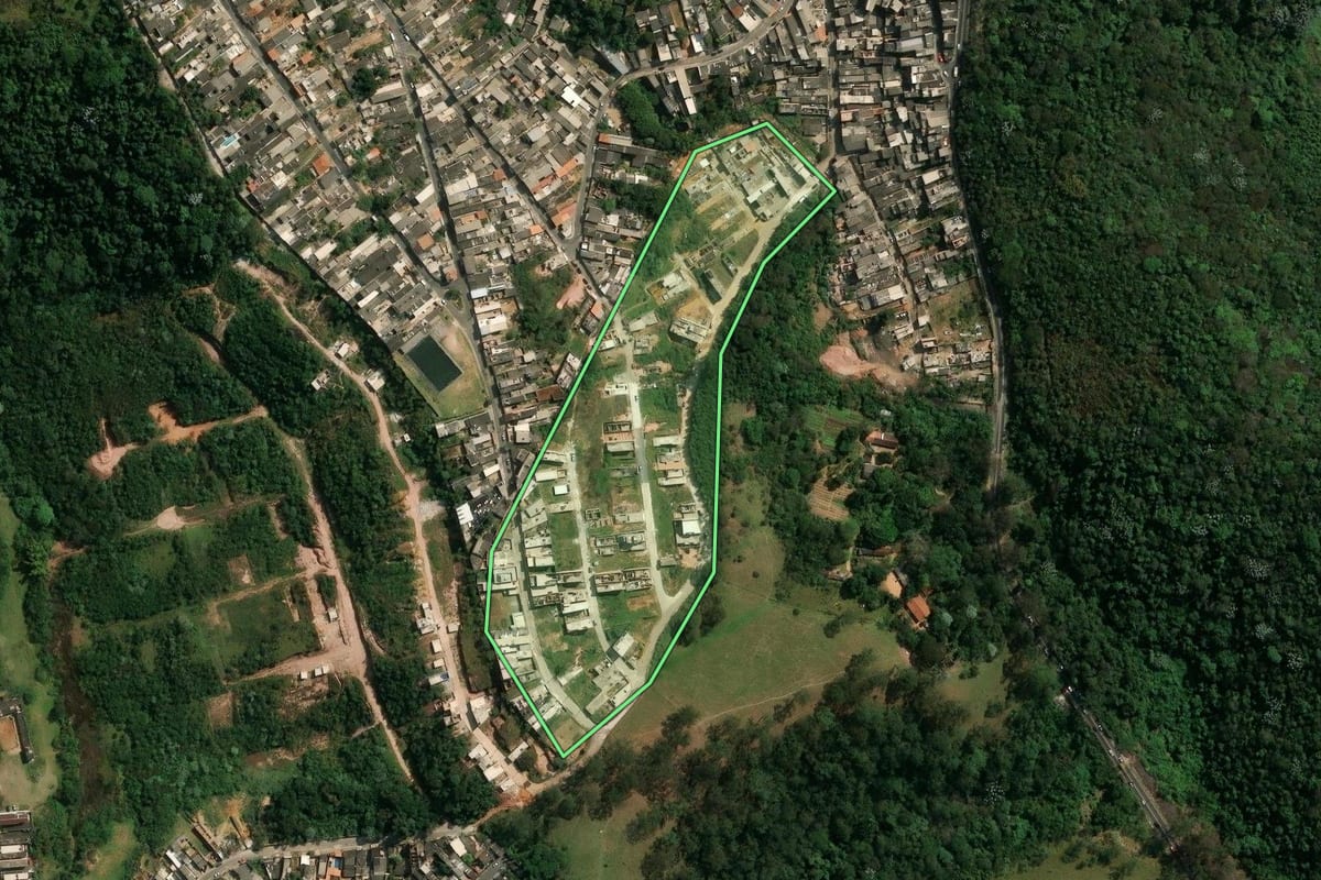 Imagem de satélite do imóvel rural em São Paulo (SP), com o contorno declarado no CAR desenhado por cima.