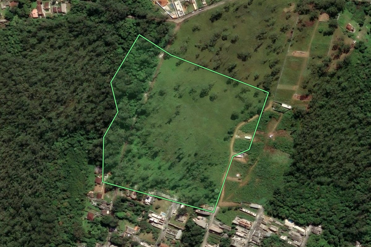 Imagem de satélite do imóvel rural em São Paulo (SP), com o contorno declarado no CAR desenhado por cima.