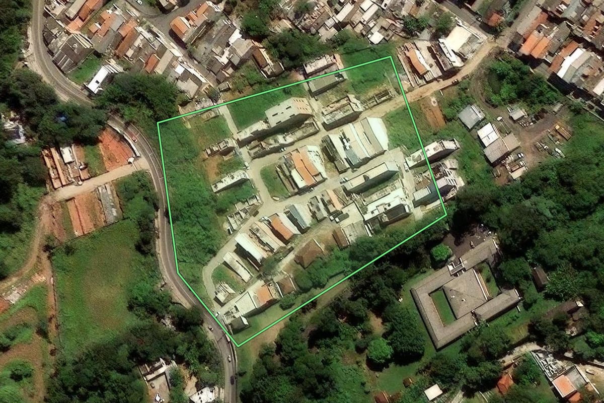 Imagem de satélite do imóvel rural em São Paulo (SP), com o contorno declarado no CAR desenhado por cima.