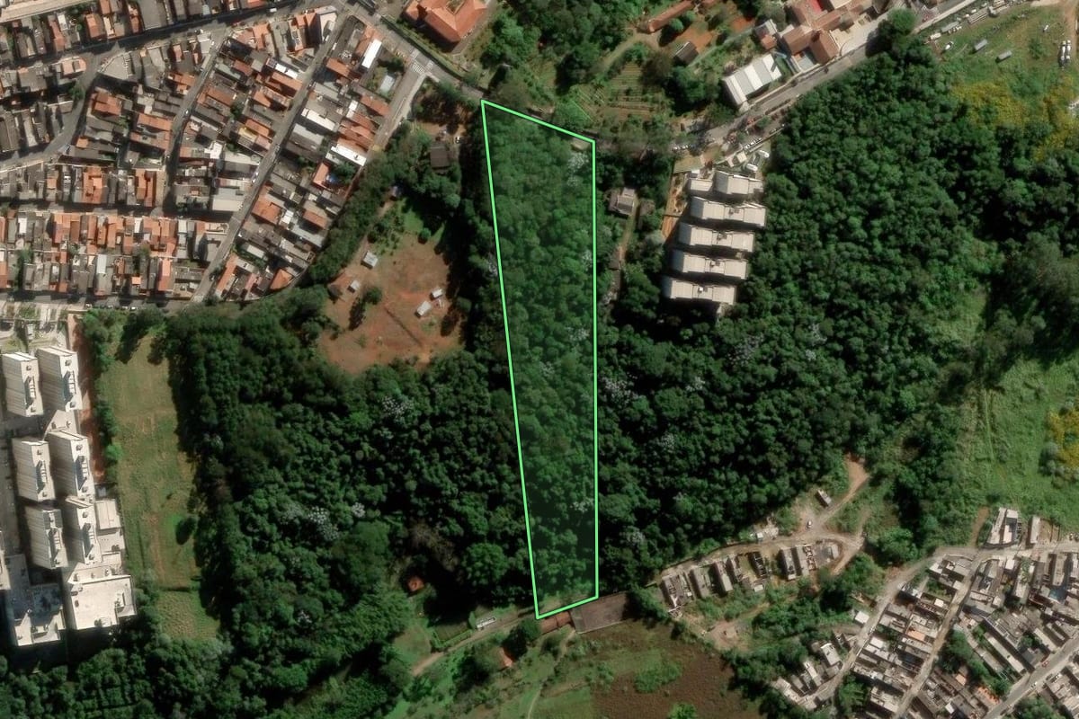 Imagem de satélite do imóvel rural em São Paulo (SP), com o contorno declarado no CAR desenhado por cima.