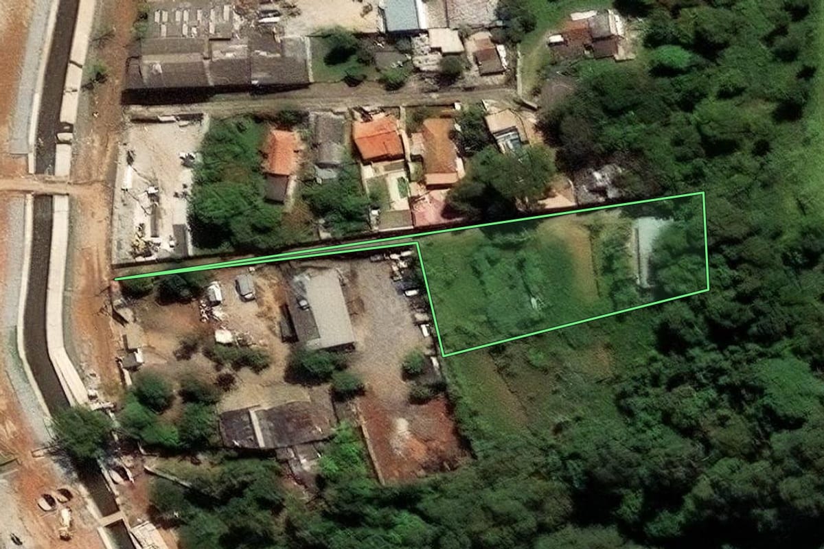 Imagem de satélite do imóvel rural em São Paulo (SP), com o contorno declarado no CAR desenhado por cima.
