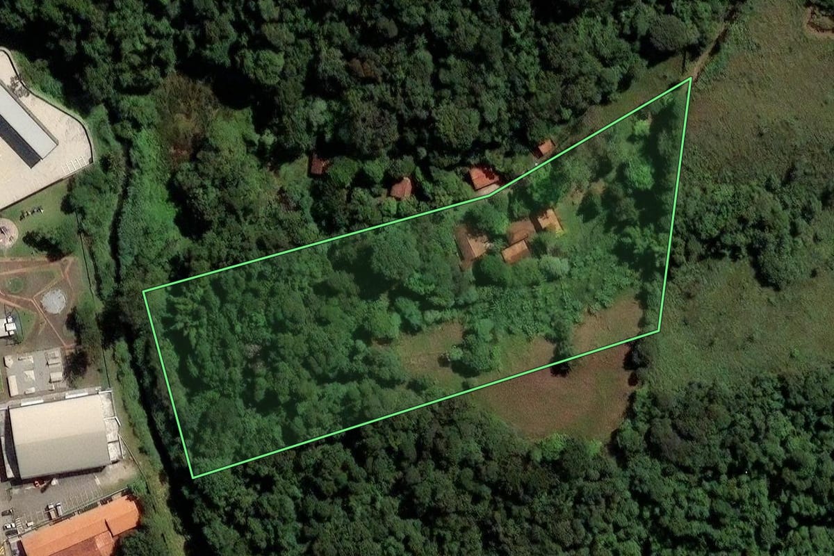 Imagem de satélite do imóvel rural em São Paulo (SP), com o contorno declarado no CAR desenhado por cima.