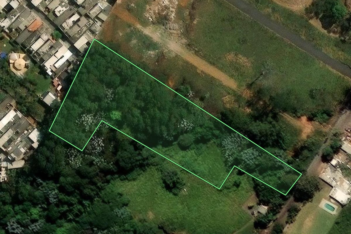 Imagem de satélite do imóvel rural em São Paulo (SP), com o contorno declarado no CAR desenhado por cima.