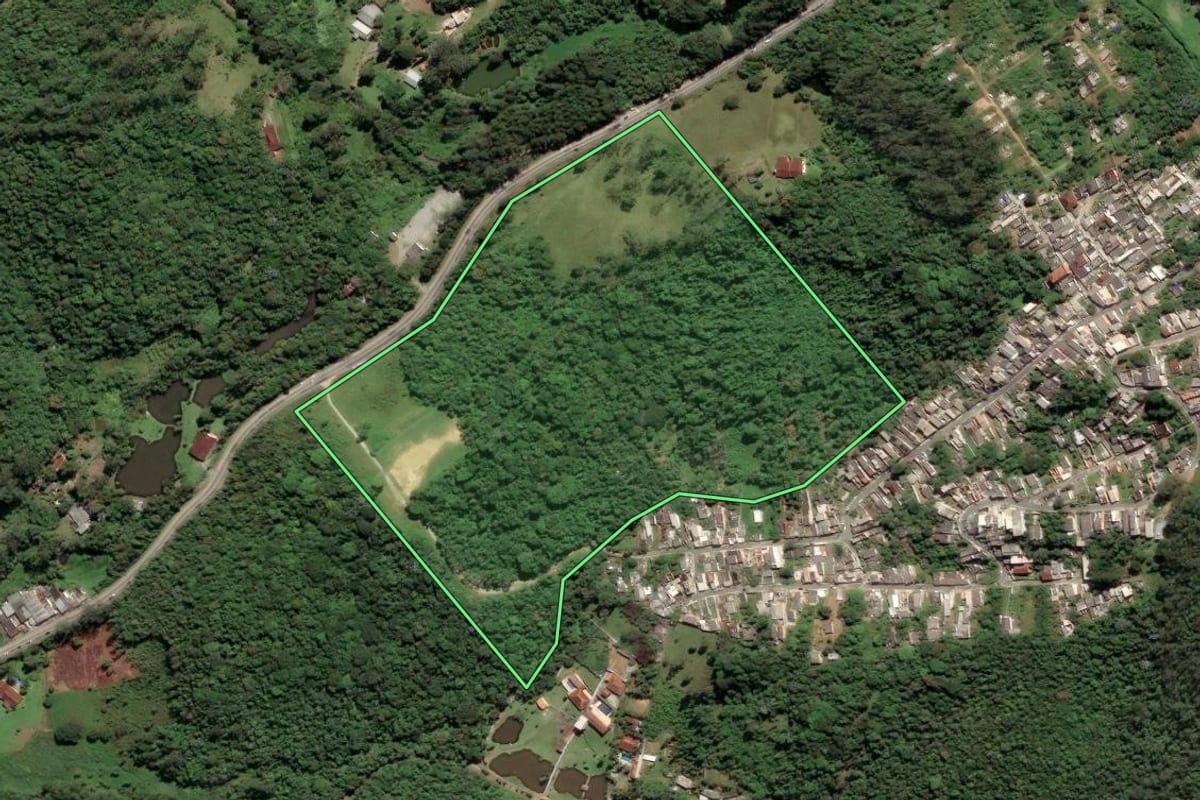 Imagem de satélite do imóvel rural em São Paulo (SP), com o contorno declarado no CAR desenhado por cima.