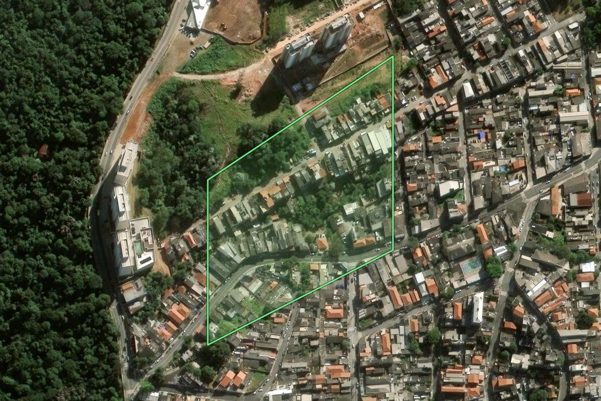 Imagem de satélite do imóvel rural em São Paulo (SP), com o contorno declarado no CAR desenhado por cima.
