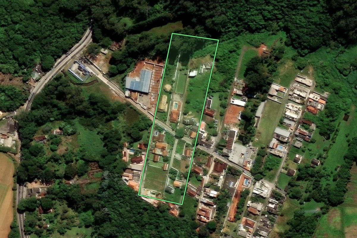 Imagem de satélite do imóvel rural em São Paulo (SP), com o contorno declarado no CAR desenhado por cima.